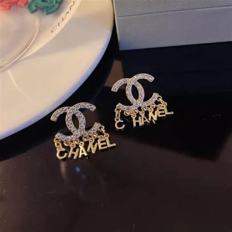 brinco chanel letras original